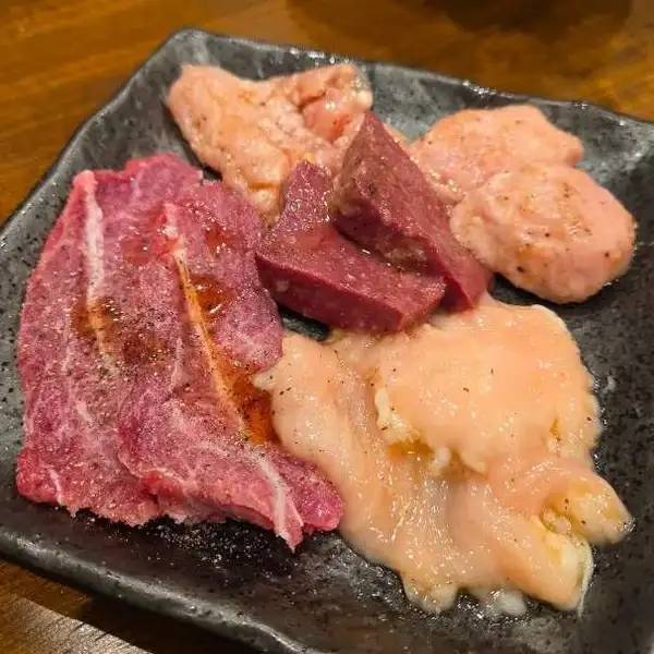 【迷ったらまずはこれ!精肉店から仕入れた鮮度抜群のホルモンで揃えた「蓮の白盛」】