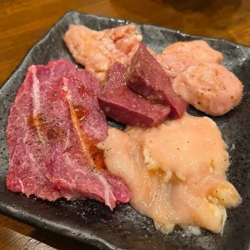 【迷ったらまずはこれ!精肉店から仕入れた鮮度抜群のホルモンで揃えた「蓮の白盛」】