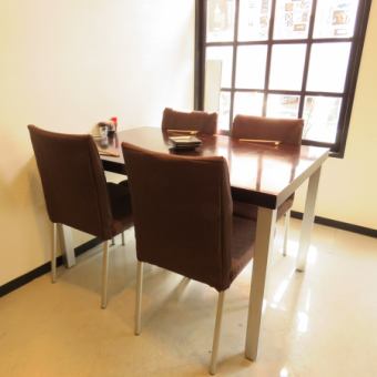 A convenient table seat which can use up to 4 people per table.◎ To small party and others on company return