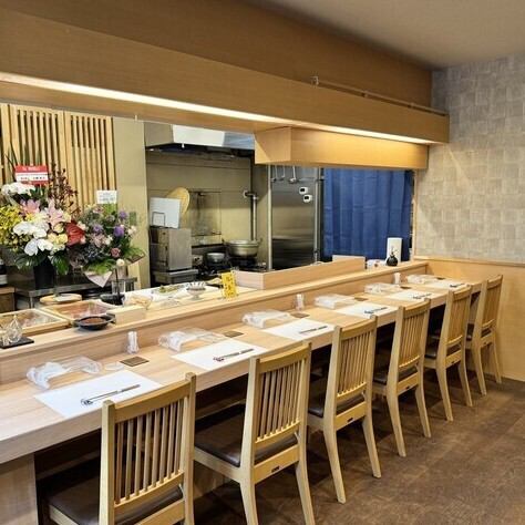 洗練された和モダンな店内には、大将の職人技を間近に感じることができるL字のカウンター席をご用意。熟練の職人技や、素材へのこだわりを感じながら、五感で楽しむ特別な時間をお過ごしいただけます。料理に合わせてワインや日本酒もセレクトさせて頂きますので、心地よい雰囲気の中、極上の寿司をぜひご堪能ください。