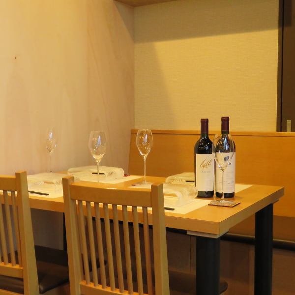 テーブル席は、ゆったりとした空間で食事を楽しむのに最適です。落ち着いた雰囲気の中、ご友人やご家族との会話を楽しみながら、こだわりの料理を心ゆくまでご堪能いただけます。四季に応じたコース料理を、ワインやお酒とのペアリングもお楽しみいただけるため、デートやお祝いの席にもぴったりです。