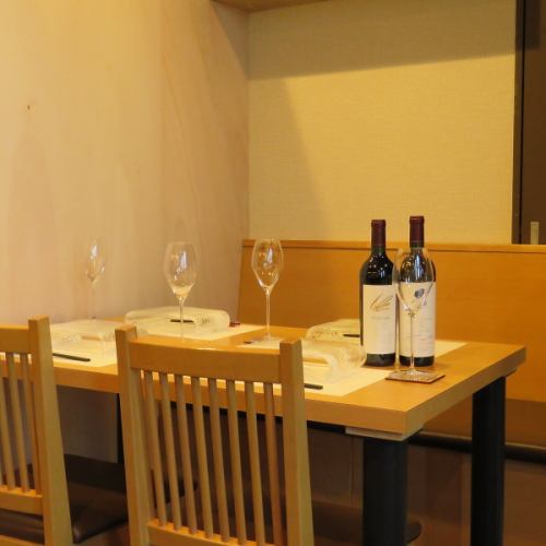<p>テーブル席は、ゆったりとした空間で食事を楽しむのに最適です。落ち着いた雰囲気の中、ご友人やご家族との会話を楽しみながら、こだわりの料理を心ゆくまでご堪能いただけます。四季に応じたコース料理を、ワインやお酒とのペアリングもお楽しみいただけるため、デートやお祝いの席にもぴったりです。</p>