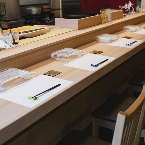 <p>洗練された和モダンな店内には、大将の職人技を間近に感じることができるL字のカウンター席をご用意。熟練の職人技や、素材へのこだわりを感じながら、五感で楽しむ特別な時間をお過ごしいただけます。料理に合わせてワインや日本酒もセレクトさせて頂きますので、心地よい雰囲気の中、極上の寿司をぜひご堪能ください。</p>