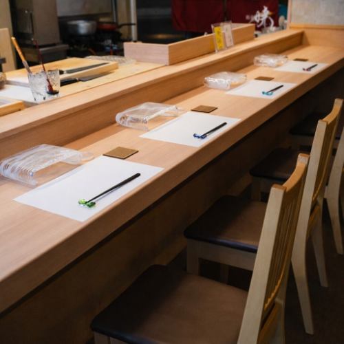 “一个可以享用寿司并建立珍贵人际关系的安静空间”

札幌地区的各位好。
在寿司所晓，我们经常有客人招待客人，
我们非常重视“轻松的交谈”和“良好的氛围”。

吧台座位位于一个宁静、现代的日式空间，座位之间的距离可以让您自然地与伴侣面对面。
这些菜肴采用新鲜的时令鱼类制作，主要来自北海道，注重提供令人感到舒适和精致的口味，而不是华丽的菜肴。

当有重要的事情要谈时，
希望您会喜欢我们食物“恰到好处”的口味，它不会过于浓烈。

了解更多
Instagram个人资料
https://www.instagram.com/sushiakatsuki1122?igsh=MXVhNXY0YjUwbml5YQ==

Google 商家资料
https://share.google/Tq8SKMBnyhyzNb70V

商店信息
〒060-0033 北海道札幌市中央区北3东2-2-3
札幌莉莉贝尔女子学生宿舍1楼
从JR札幌站步行10分钟即可到达。
从札幌地铁站步行5分钟即可到达。

#札幌 #寿司 #札幌站美食 #札幌站寿司 #札幌站晚餐
#娱乐晚宴 #商务晚宴 #成人晚宴 #休闲餐厅