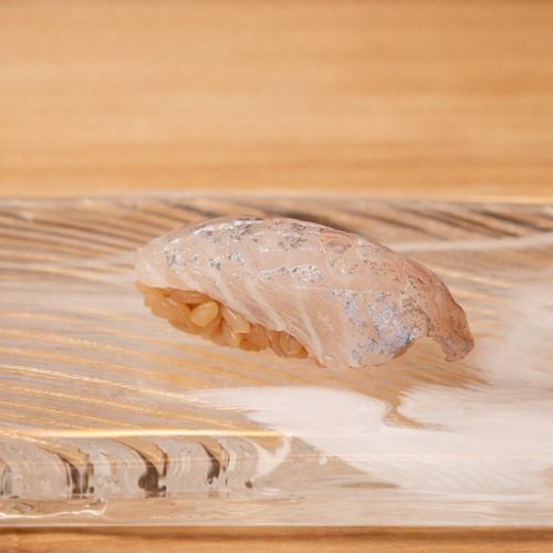 在 Sushidokoro Akatsuki，我们每天都会根据时令鱼类精心制作每一份寿司。
我们主要使用北海道产的食材，并选用当天最新鲜的原料，搭配红醋饭食用。

对我们来说，能够在柜台对面为顾客提供寿司的同时，感受到他们脸上的表情，是一件非常重要的事情。

“我今天想悠闲地吃顿饭。”
如果你能在这样的夜晚过来放松一下，我会非常高兴☺️
我们希望这里能成为大家安静地庆祝周年纪念日或享用特别晚餐的场所。

商店信息
〒060-0033 北海道札幌市中央区北3东2-2-3
札幌莉莉贝尔女子学生宿舍1楼
从JR札幌站步行10分钟即可到达。
从札幌地铁站步行5分钟即可到达。

#札幌 #寿司 #札幌站美食 #札幌站寿司 #札幌站晚餐 #薄野美食 #成人餐 #柜台寿司