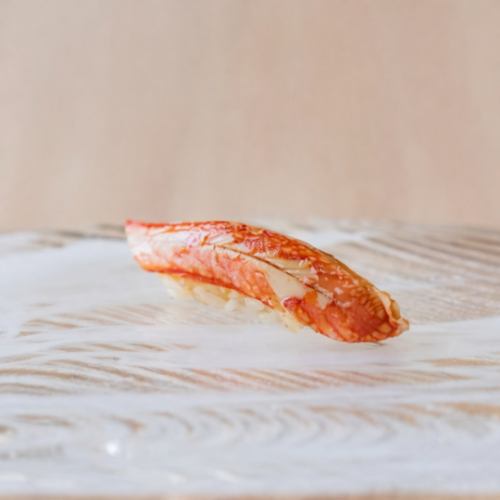 “春のはじまりに、やさしく寄り添う鮨時間🌸🍣”

札幌エリアの皆さま、こんにちは。

少しずつ雪解けが進み、春の空気を感じる3月。
私たち鮨処 暁でも、新しい季節の始まりを感じながら、その日の魚と丁寧に向き合っています。

冬を越えて旨みを蓄えた北海道産の魚を中心に、
一貫一貫、心を込めて仕込み、赤酢のシャリと合わせてご提供しています。
卒業や送別、新しい環境へのスタートなど、節目のひとときにも、静かに寄り添える場所でありたいと思っています☺️

店舗情報
〒060-0033
北海道札幌市中央区北３条東２丁目２−３
女子学生会館 Lily Bell札幌 1f
JR札幌駅徒歩10分
地下鉄さっぽろ駅徒歩5分

#札幌 #お寿司 #札幌駅グルメ #札幌駅寿司 #札幌駅ディナー
#3月グルメ #春ディナー #送別会 #新生活スタート #鮨処暁

“봄의 시작에 조용히 함께하는 스시 시간 🌸🍣”

삿포로 지역 여러분, 안녕하세요.

눈이 조금씩 녹고 봄기운이 느껴지는 3월입니다.
저희 스시도코로 아카츠키도 새로운 계절의 시작을 느끼며 그날의 생선을 정성스럽게 준비하고 있습니다.

겨울을 지나 깊은 감칠맛을 머금은 홋카이도산 생선을 중심으로,
한 점 한 점 마음을 담아 손질하고 붉은 식초 샤리와 함께 제공합니다.
졸업이나 송별, 새로운 출발의 순간에도 조용히 어울리는 공간이 되고 싶습니다☺️

매장 정보
우편번호 060-0033
홋카이도 삿포로시 주오구 기타3조 히가시2초메 2-3
여자학생회관 Lily Bell 삿포로 1층
JR 삿포로역 도보 10분
지하철 삿포로역 도보 5분

#삿포로 #스시 #삿포로역맛집 #삿포로역스시 #삿포로역저녁
#3월맛집 #봄저녁 #송별회 #새출발 #스시도코로아카츠키