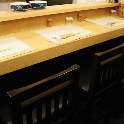 [One person welcome] Special seats near the kitchen! 8 seats available at the counter.I feel energized when I talk to the owner and proprietress, who are friendly and have lovely smiles.Please stop by for a quick drink after work.
