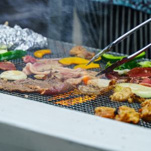 炭火でこんがり焼き上げたお肉はBBQならでは！