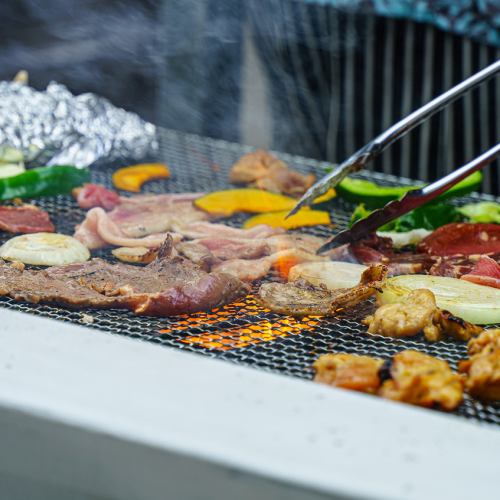 숯불로 구운 구운 고기는 BBQ 특유!