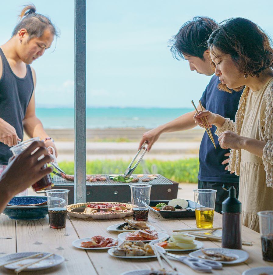 해안을 따라 개방적인 BBQ!