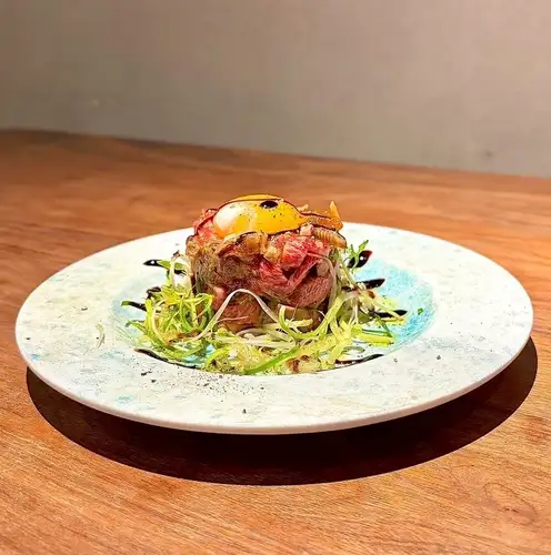 【黒毛和牛 麺ユッケ】