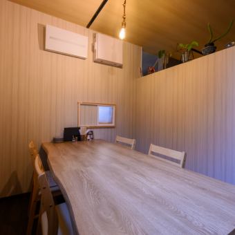 周囲を気にせず過ごせる完全個室は、最大7名様までご利用可能。大切な接待や顔合わせ、ご親族での誕生日祝いなど、プライバシーを確保したいシーンに最適です。落ち着いた内装の中で、贅沢な「満足コース」を堪能するひと時は格別。特別な日を彩る、ワンランク上の空間とおもてなしをご提供いたします。
