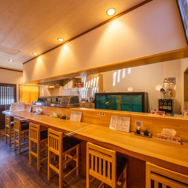 There are a total of 10 counter seats that are convenient for one person or a date.This is a special seat where you can see the owner preparing the fish up close.