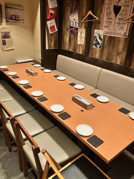 着席最大１２名。カウンターも入れると１７名着席可能☆それ以上は立食形式なども対応いたします♪少人数でも周りを気にせずワイワイしてください♪