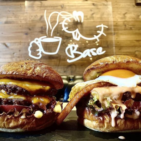 位于梶屋町的这家人气咖啡馆兼酒吧经过翻新后，以更大的空间重新开业了！