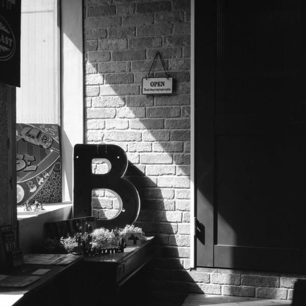 打开这扇门，你就会发现自己置身于“Cafe & Bar BASE”，一个专为成年人打造的秘密藏身之处。我们提供多种座位选择，包括吧台座位、包间、沙发座位和餐桌。欢迎咨询各类派对的私人预订事宜！