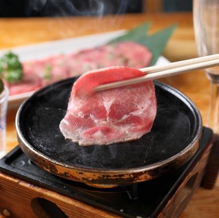 A 5,500 yen course with 12 dishes including sizzling domestic beef and a special dessert.