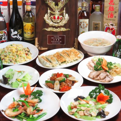 Four types of banquet courses are available from 1,800 yen to 3,800 yen depending on the scene.