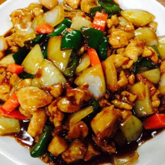 Stir-fried chicken and cashew nuts with soy sauce / Deep-fried chicken / Stir-fried chicken with mixed vegetables Sichuan style