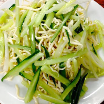 Yuba, cucumber and long onion seasoning / steamed chicken special sauce / steamed chicken with garlic sauce