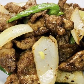 Stir-fried lamb with Chinese spices / Stir-fried lamb with soy sauce and green onions over high heat