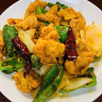 닭 복숭아 고기의 중국 특산 향신료 볶음/닭고기와 고추의 사천풍 볶음