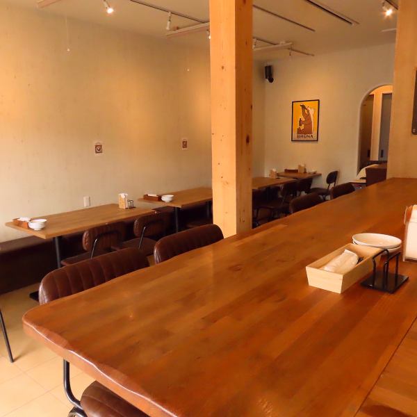 木の温もりを感じる店内は、アットホームな居心地の良い雰囲気を演出。洋食を中心とした料理は見た目にも楽しく、優しい味わい。ランチには地元の方がふらっと訪れ、夜は気の合う仲間と語らう姿も。日常の中で、ちょっとしたご褒美時間が過ごせる、地域密着型のカジュアルダイニングです。