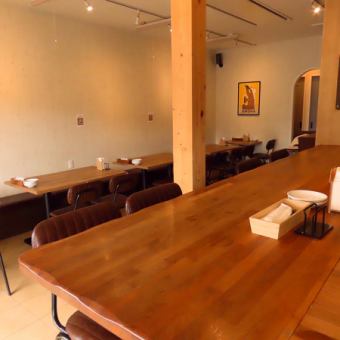 [Table seating for 4] Just the right size for friends or family