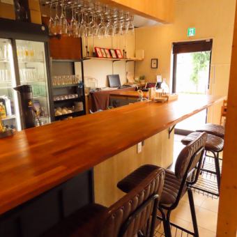 Open seating that is comfortable even for solo diners