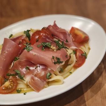Cold pasta with prosciutto and tomatoes