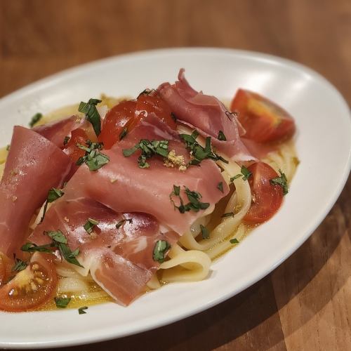 Cold pasta with prosciutto and tomatoes