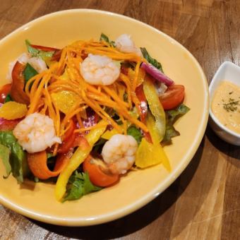 エビと10種の野菜サラダ