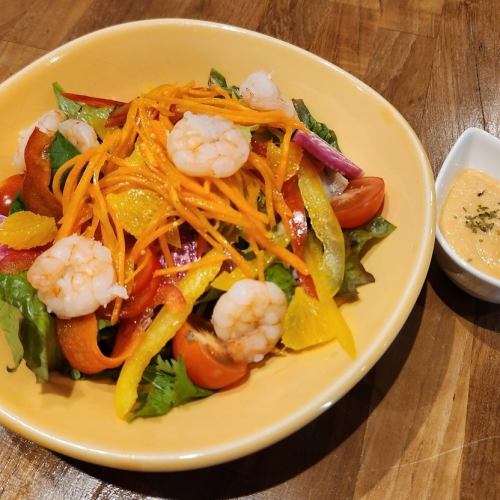 エビと10種の野菜サラダ