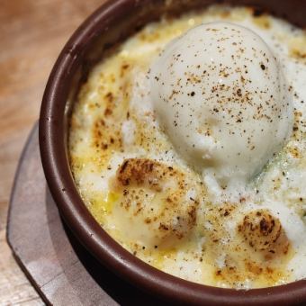 エビとアボカドのオーブン焼き 温玉のせ