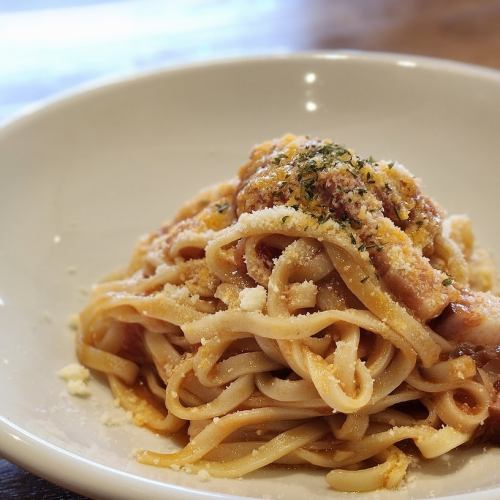 トリュフ香るチーズとベーコンのパスタ