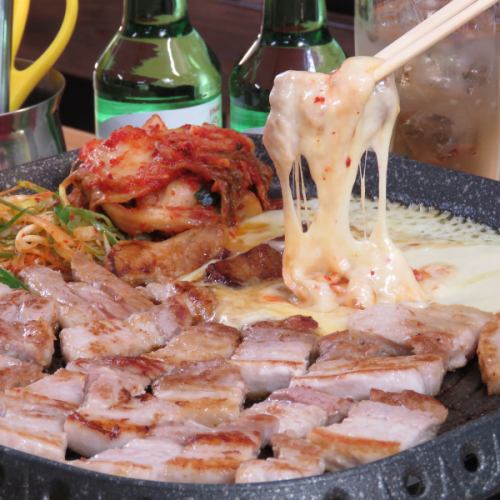 Superb samgyeopsal topped with cheese!