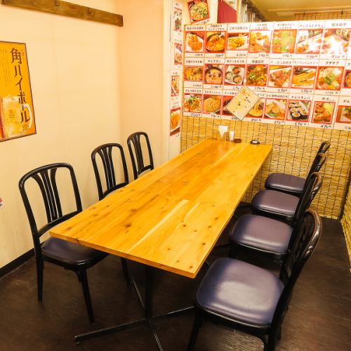 The table seats can be arranged freely and can accommodate any number of people.
