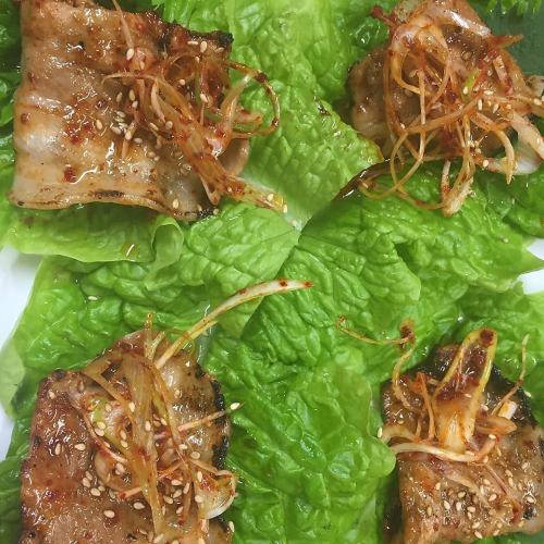 Grilled pork ribs wrapped in lettuce (4 pieces)