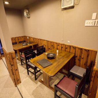 4名様テーブルを2卓ご用意しております。