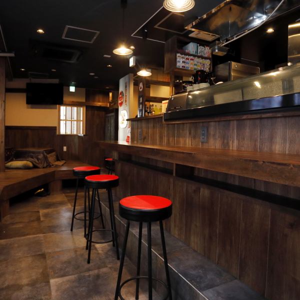 The counter seats that can be used by one person without hesitation are for crispy drinks ◎ Also, since they are side-by-side seats, it is a seat that is very easy for friends, colleagues, and couples to use ♪ Please enjoy!