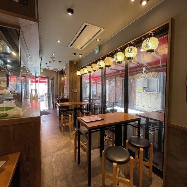 船橋駅から徒歩すぐ♪美味しいたこ焼きとお酒をお楽しみ頂けるように、各種店内のお席をご用意しております。お一人様でも、カップルでも、お仲間とでも、お気軽にお立ち寄りください。美味しいお食事とお飲み物をごゆっくりとお愉しみください。