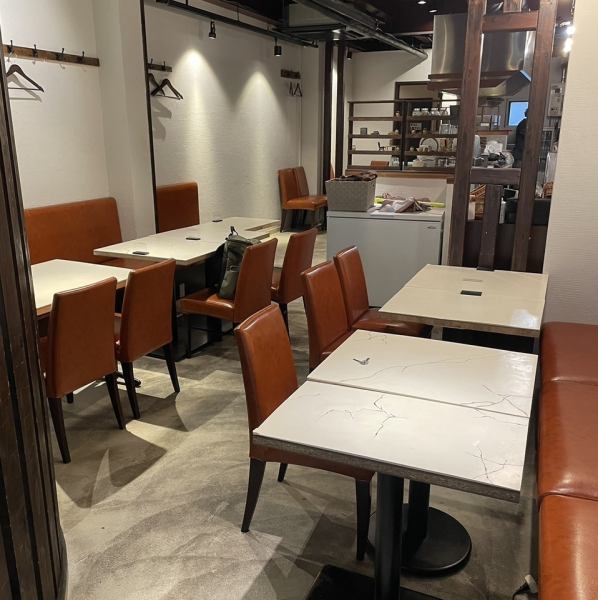 ≪ゆったりとくつろげる空間が自慢☆≫テーブル席×5卓◆当店人気メニューが味わえる飲み放題付きのコースもご用意しておりますのでお誕生日・記念日・ハレの日も、女子会・ご家族・接待・お食事会・ご宴会など、様々なシーンでご利用いただけます。てっぱん　萬祭にて、皆様のご来店を心よりお待ちしております。