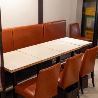 飲み会や宴会にも使いやすいテーブル席。