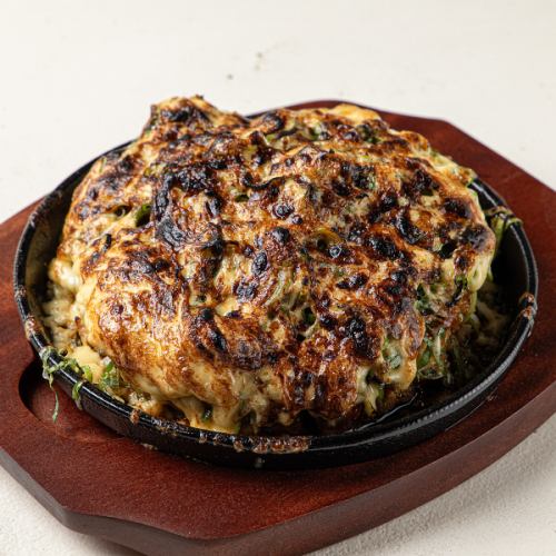 ≪香ばしさとシャキシャキ食感がクセになる☆≫フワフワ生地にたっぷりのネギを乗せた”焦がしネギ豚玉”