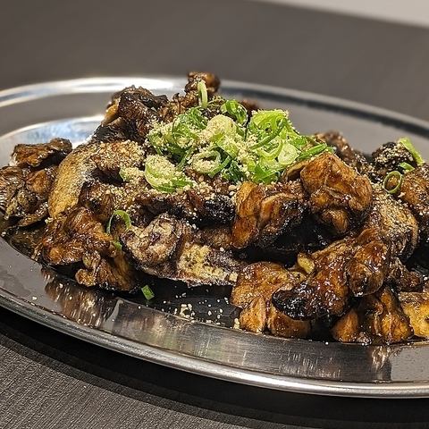 [Our signature dish! Grilled thigh] Try our exquisite grilled thigh, made with the finest chicken, charcoal, and seasoning!