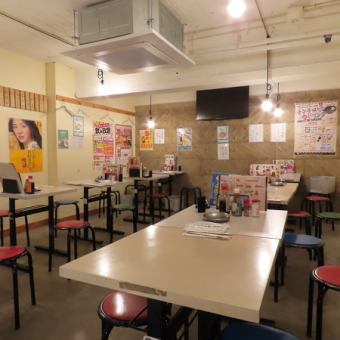 【テーブル席】最大24名様迄可能なテーブル席です。横並びで4名様~12名様迄OK!会社宴会・歓送迎会など団体様も大歓迎!お得な宴会コースも多数ご用意しております。ワイワイ賑やかに宴会希望なら当店で決まり♪お気軽にご相談下さい。