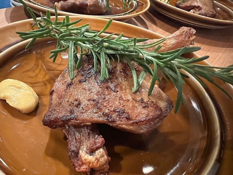 [Duck confit] The slow-cooked duck meat is crispy and fragrant on the outside and juicy on the inside.