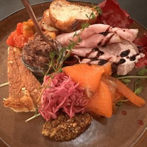 Chef's carefully selected assorted hors d'oeuvres (contents change depending on the season)