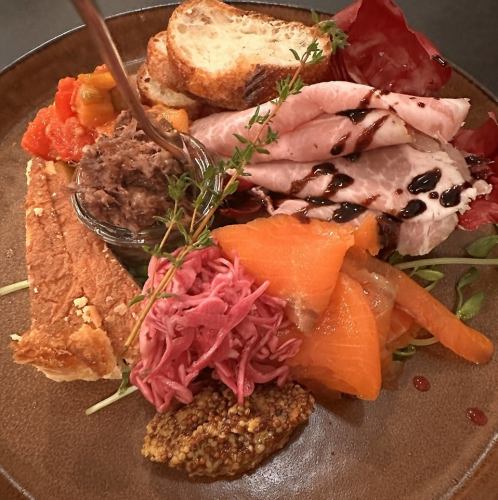 Chef's carefully selected assorted hors d'oeuvres (contents change depending on the season)