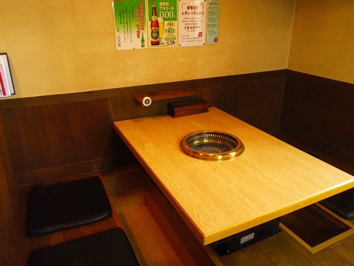 子どもと一緒に気軽に利用できる雰囲気。焼肉囲んで楽しい時間。